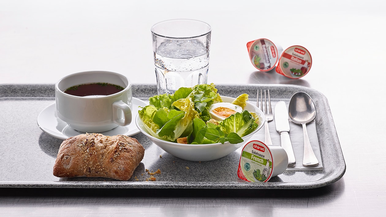 Blattsalat mit Ei und Croûtons –  