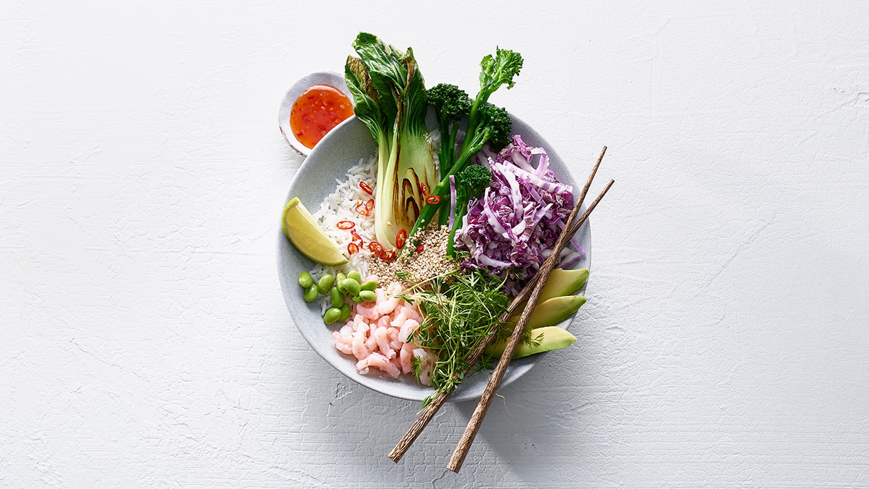 Bol aux crevettes et légumes à l'avocat et vinaigrette aux agrumes –  