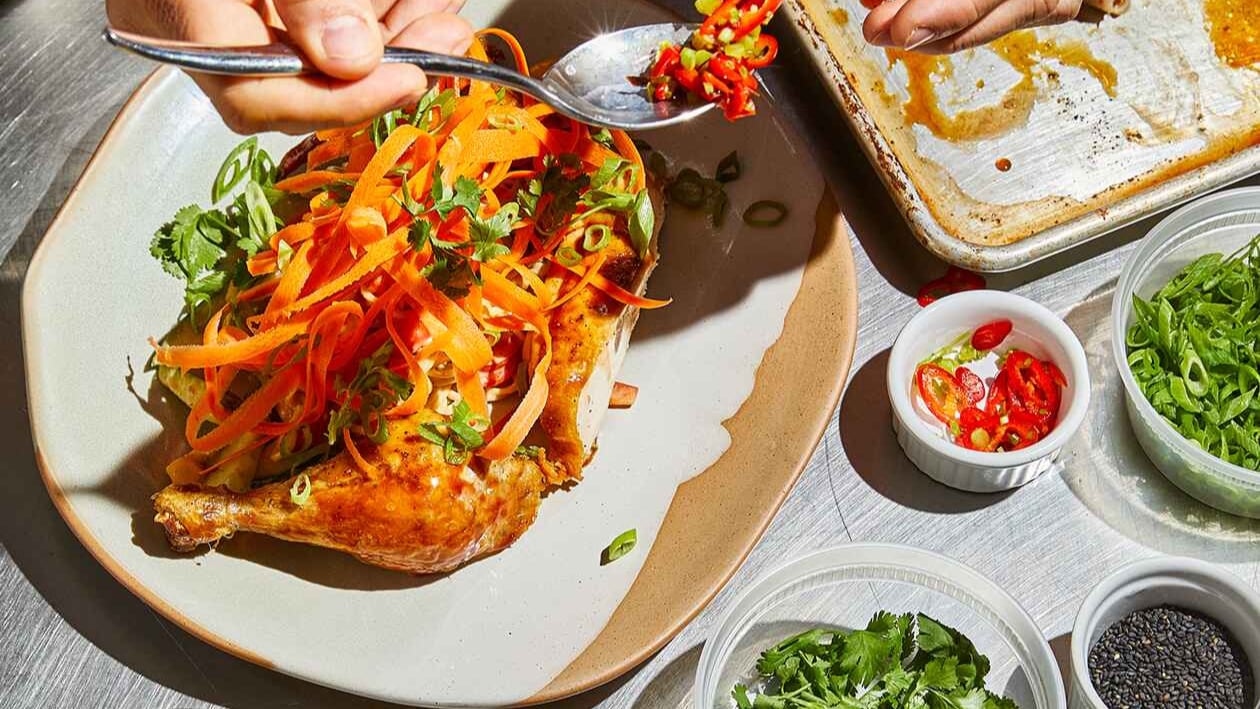 Halbes Mistkratzerli mit Ramen-Nudelsalat und geschäumter Sweet&Sour-Hollandaise –  