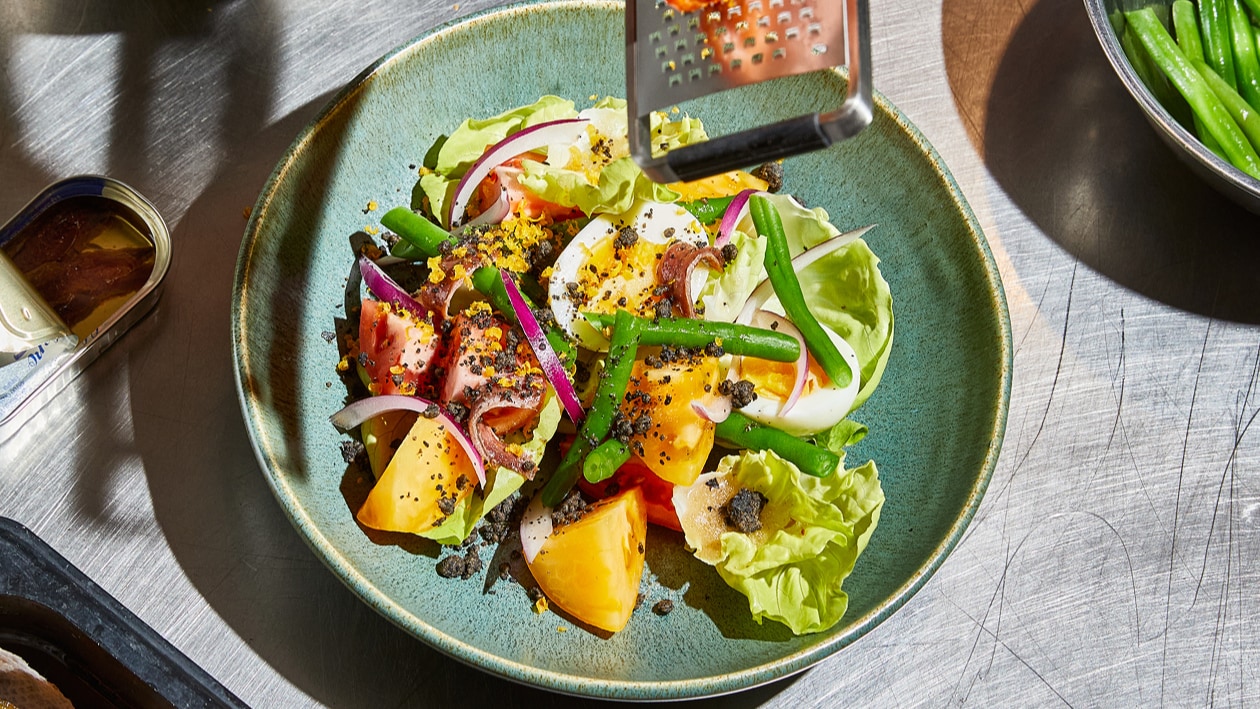 Salad Nicoise mit Bottarga und schwarzen Olivenstreuseln –  