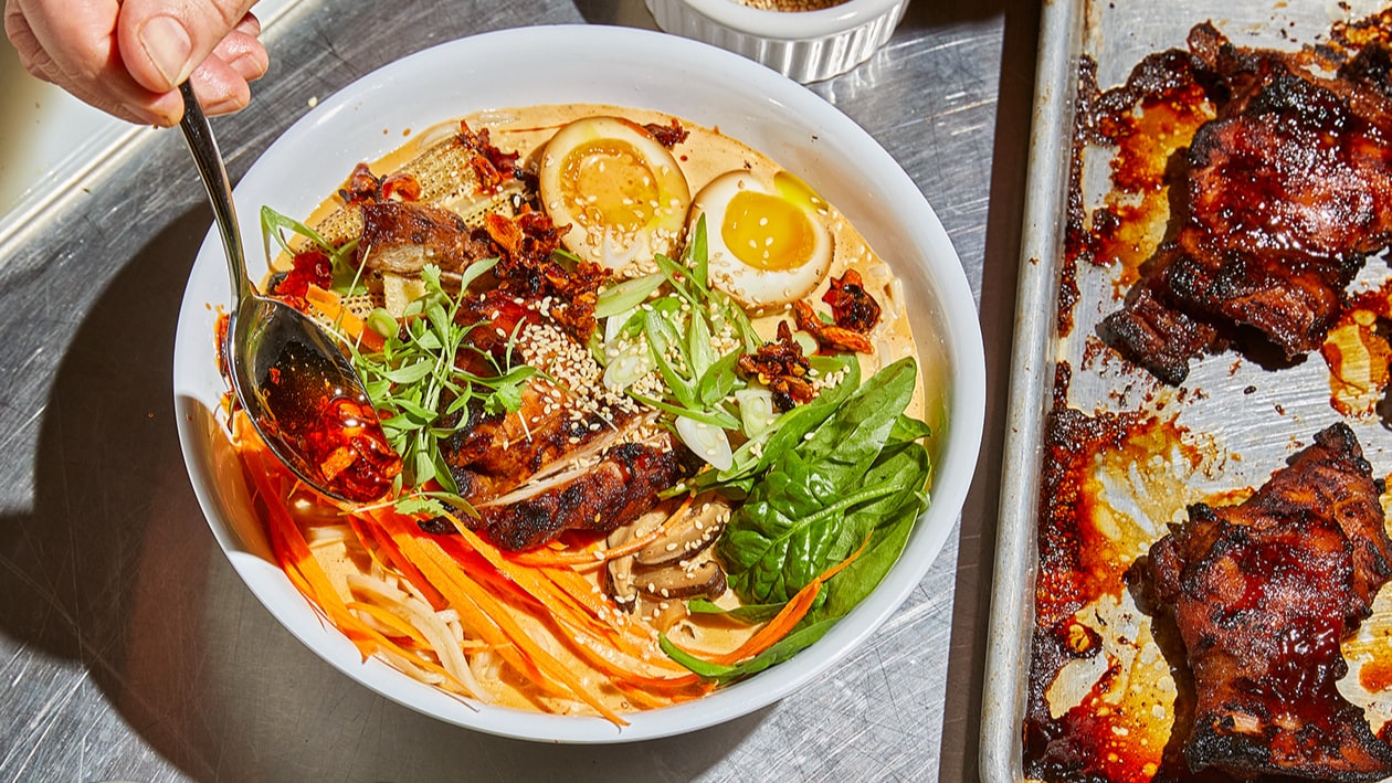Ramen rouges, piquants et crémeux avec une cuisse de poulet glacée sur le gril –  
