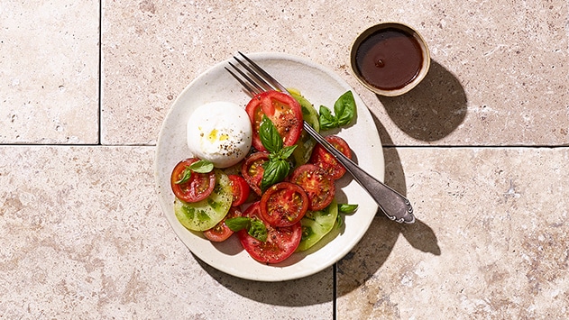 Pomodori maturati al sole con mozzarella di buffola e condimento balsamico –  