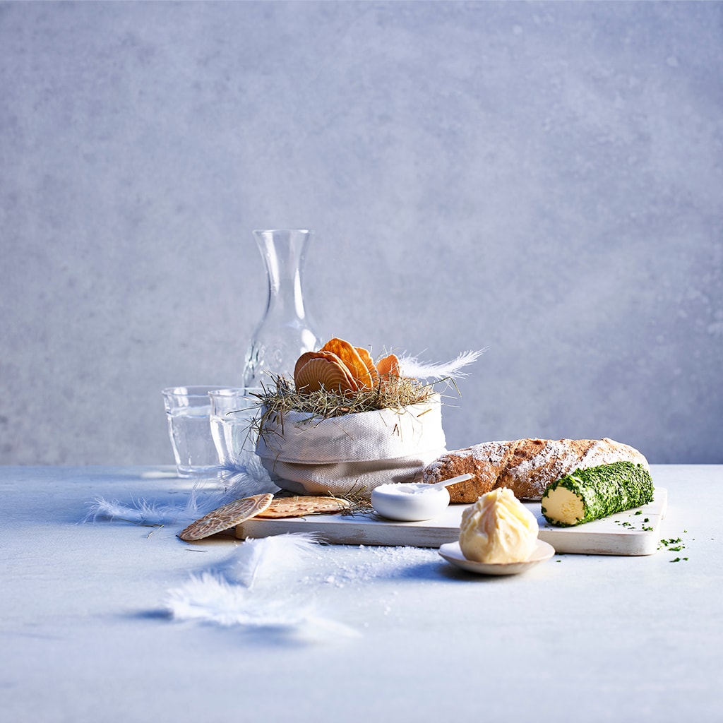 Salzige Bretzeli, Haferflockenbrot und Butterrolle mit Kräutern