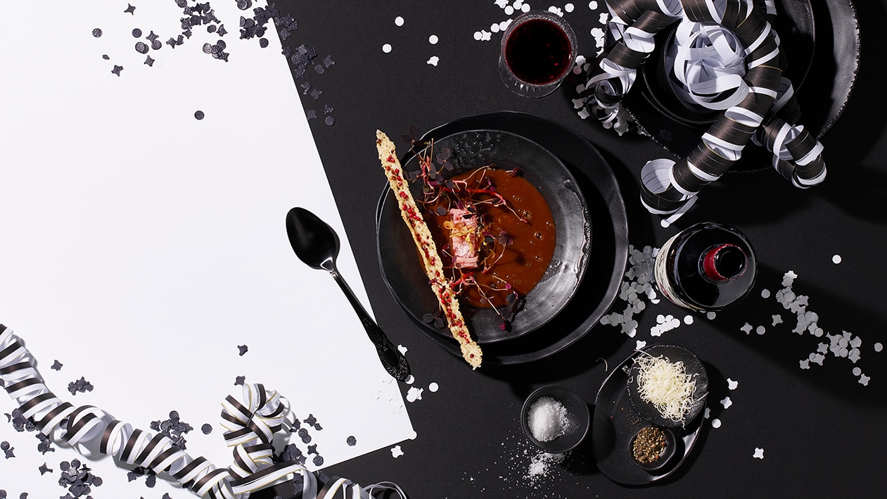 Basler Mehlsuppe mit Kalbstatar und Parmesancracker