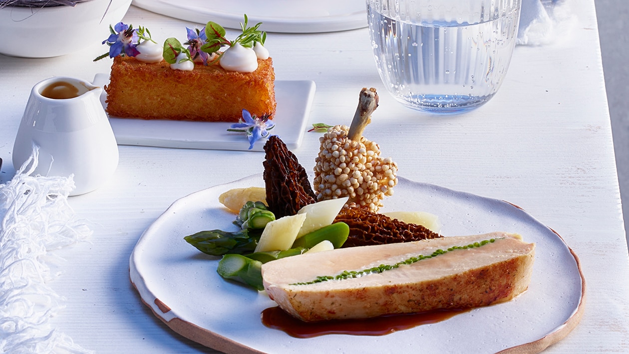 Gefüllte Pouletbrust mit Spargel- und Morchelragout und Rösti-Krokette