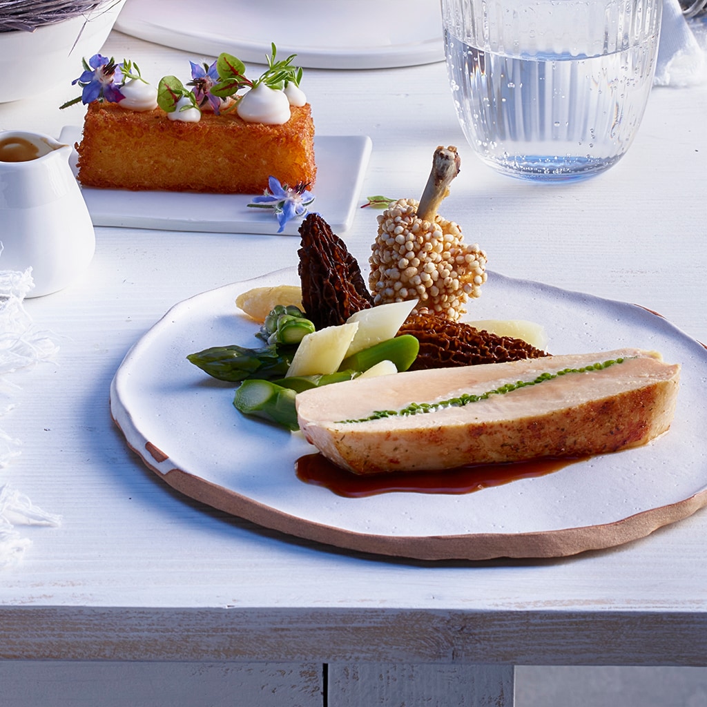 Gefüllte Pouletbrust mit Spargel- und Morchelragout und Rösti-Krokette
