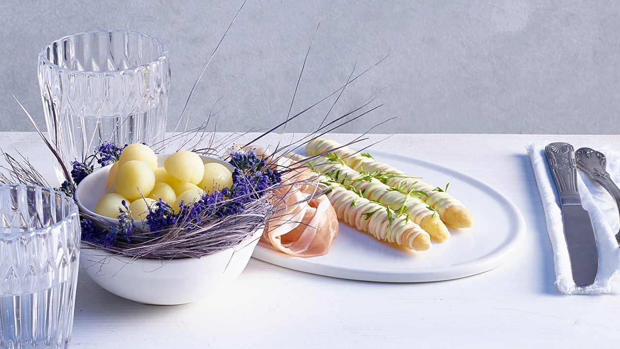 Spargeln mit Rohschinken, Kaffee-Hollandaise und Kresse-Hollandaise