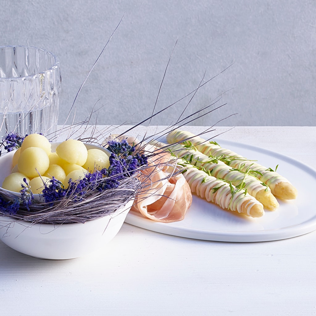 Spargeln mit Rohschinken, Kaffee-Hollandaise und Kresse-Hollandaise