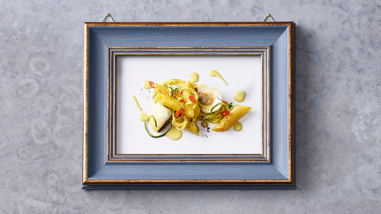 Penne aux palourdes, sauce au safran et courgettes