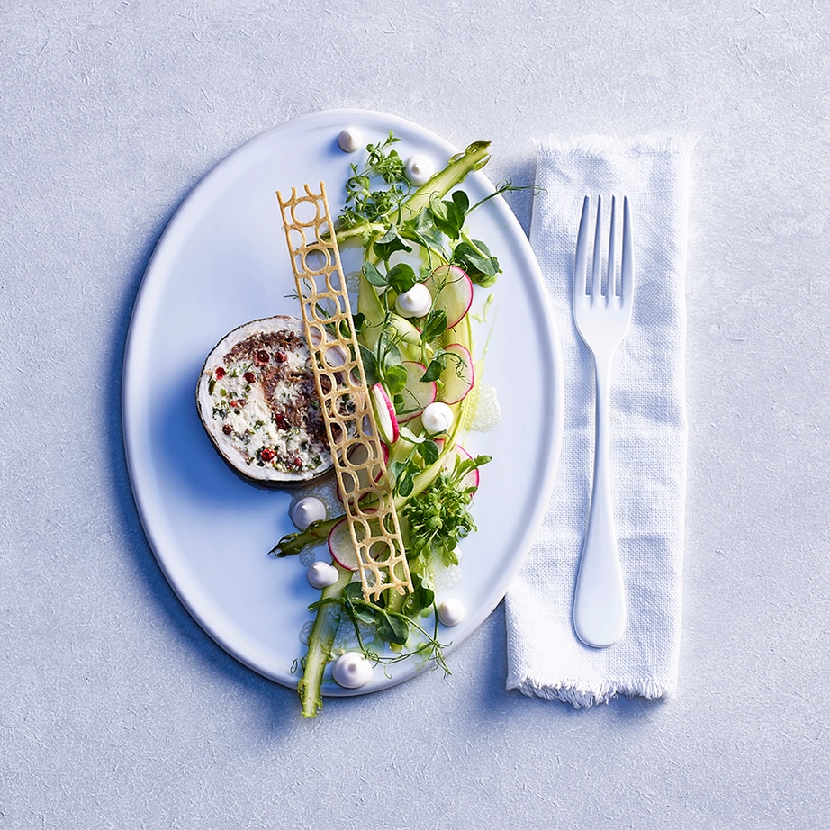 Poulet-Morchelroulade mit Spargel-Radieschensalat