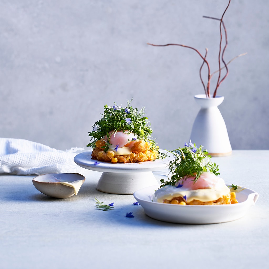 Maisgalette mit pochiertem Ei und Hollandaise