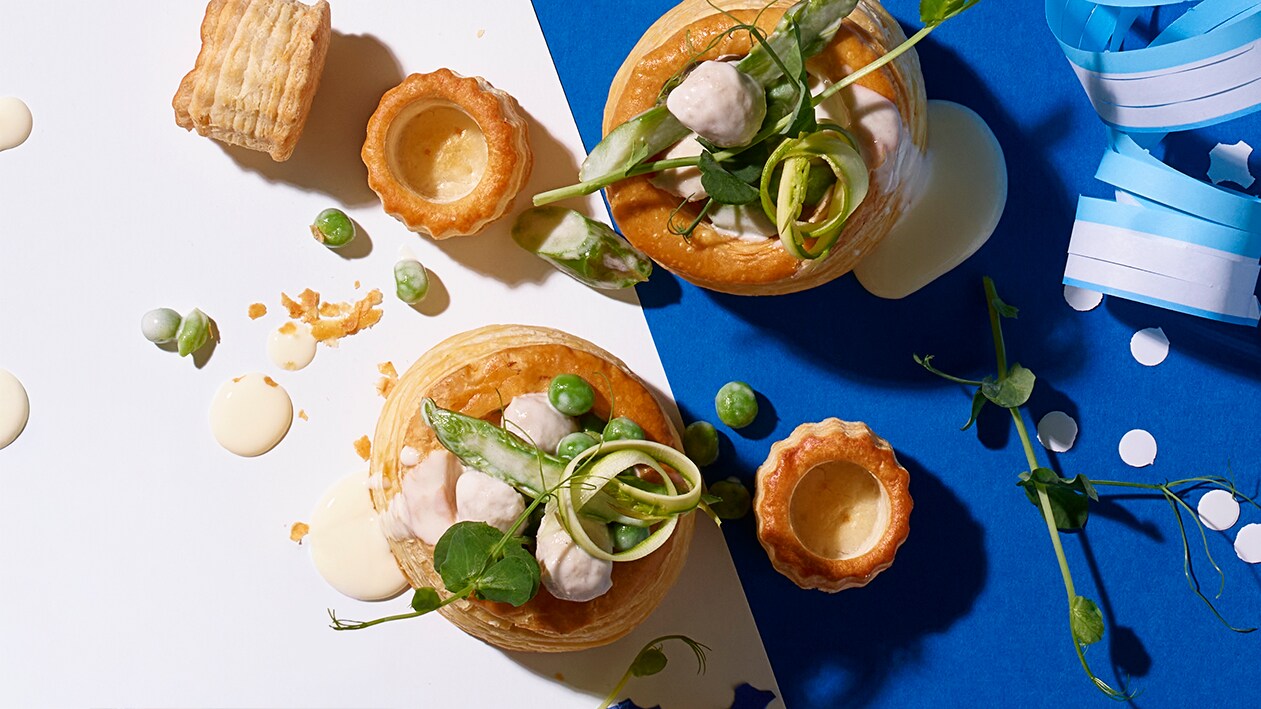 Vol-au-vent à la viande de veau, asperges et petits pois –  