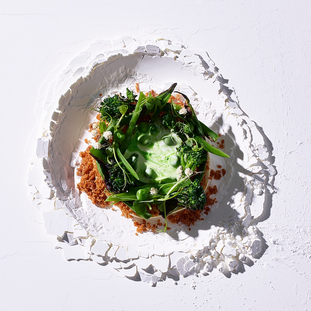 Lauwarmer Gemüsesalat mit creamy Erbsensauce und Pankocrunch