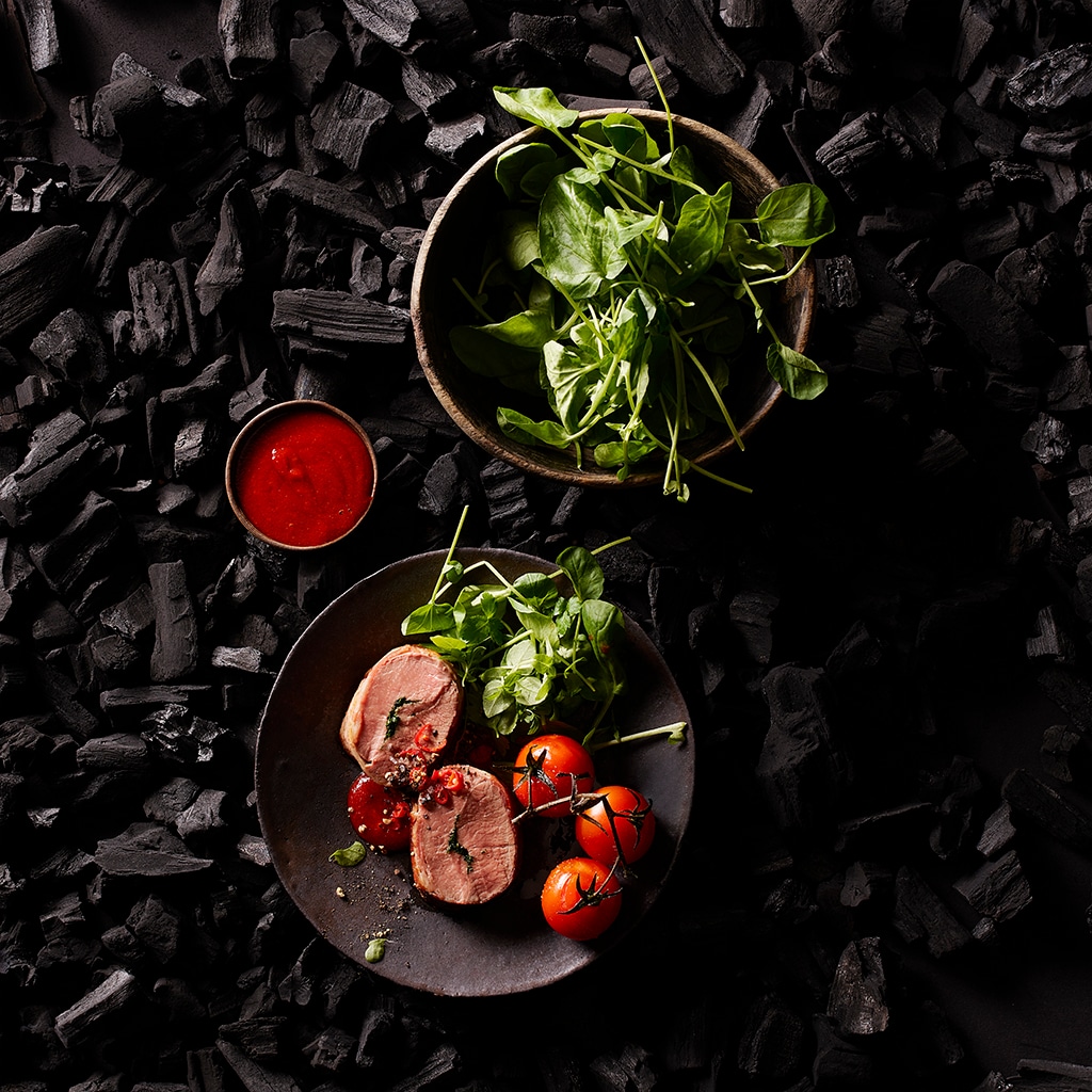 Rosa Lamm-Rolle mit Brunnenkresse und Ofentomate