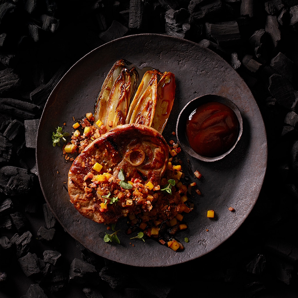 Grilliertes Gigotsteak mit glasiertem Chicorée und BBQ Sauce