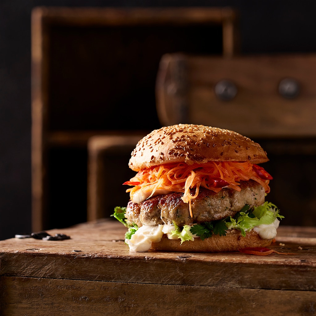 Schweinefleischburger mit Zitronengras und Aiolisauce