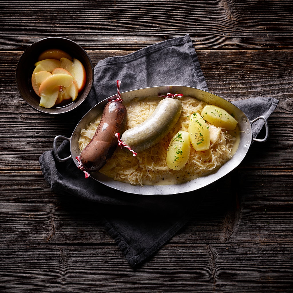 Blut und Leberwurst mit Salzkartoffeln und cremigem Sauerkraut
