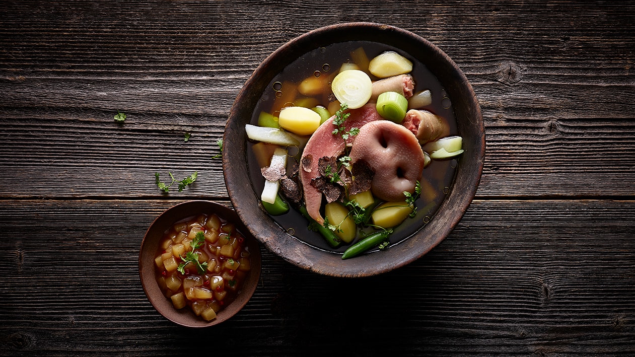 Pot-au-feu de porc, pommes de terre tournées et légumes –  