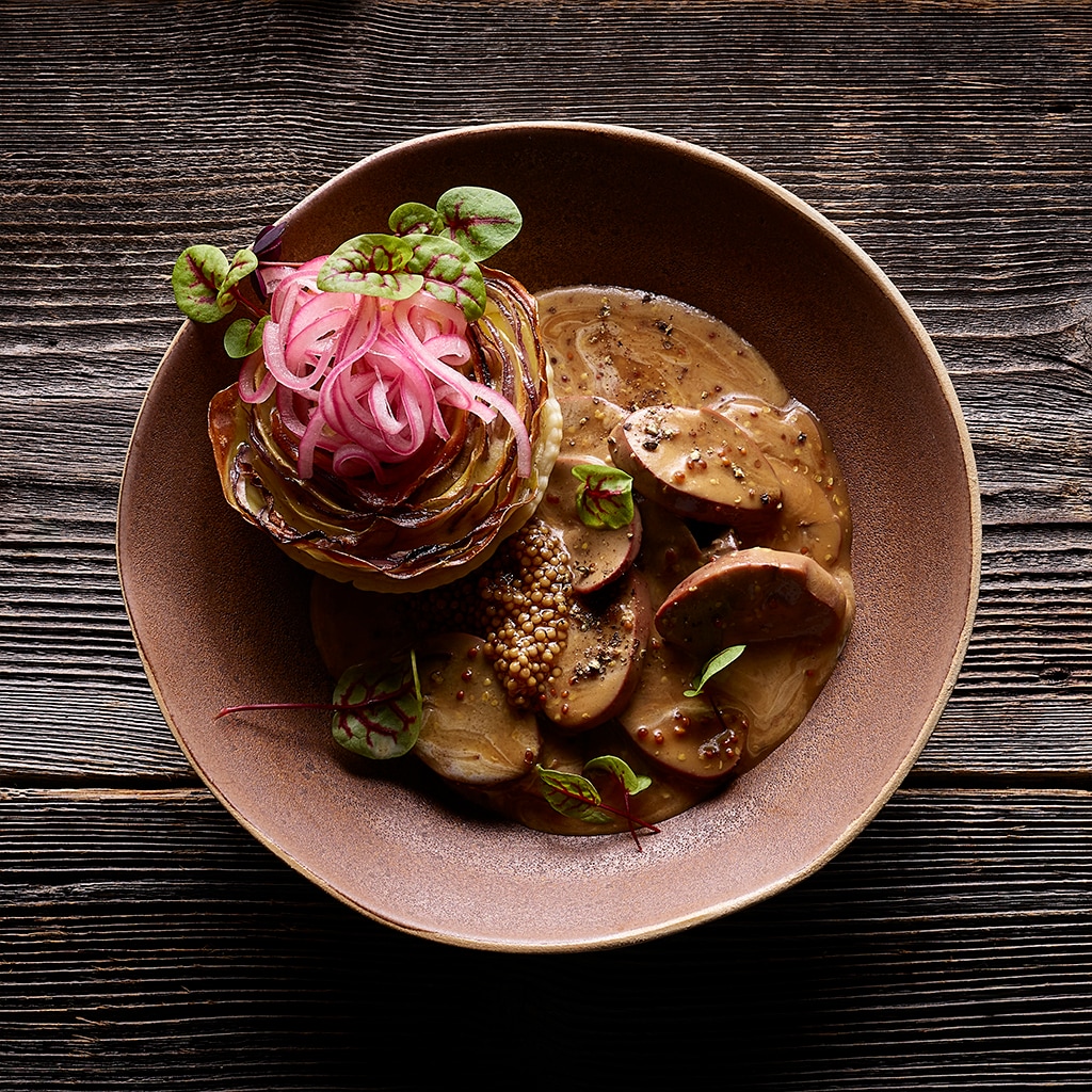Schweinsnieren mit Senf-Whisky-Sauce und Kartoffel-Zwiebel-Tartelette