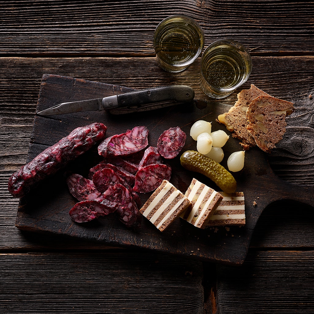Hauswurst mit Butterroggenbrot und Essiggemüse