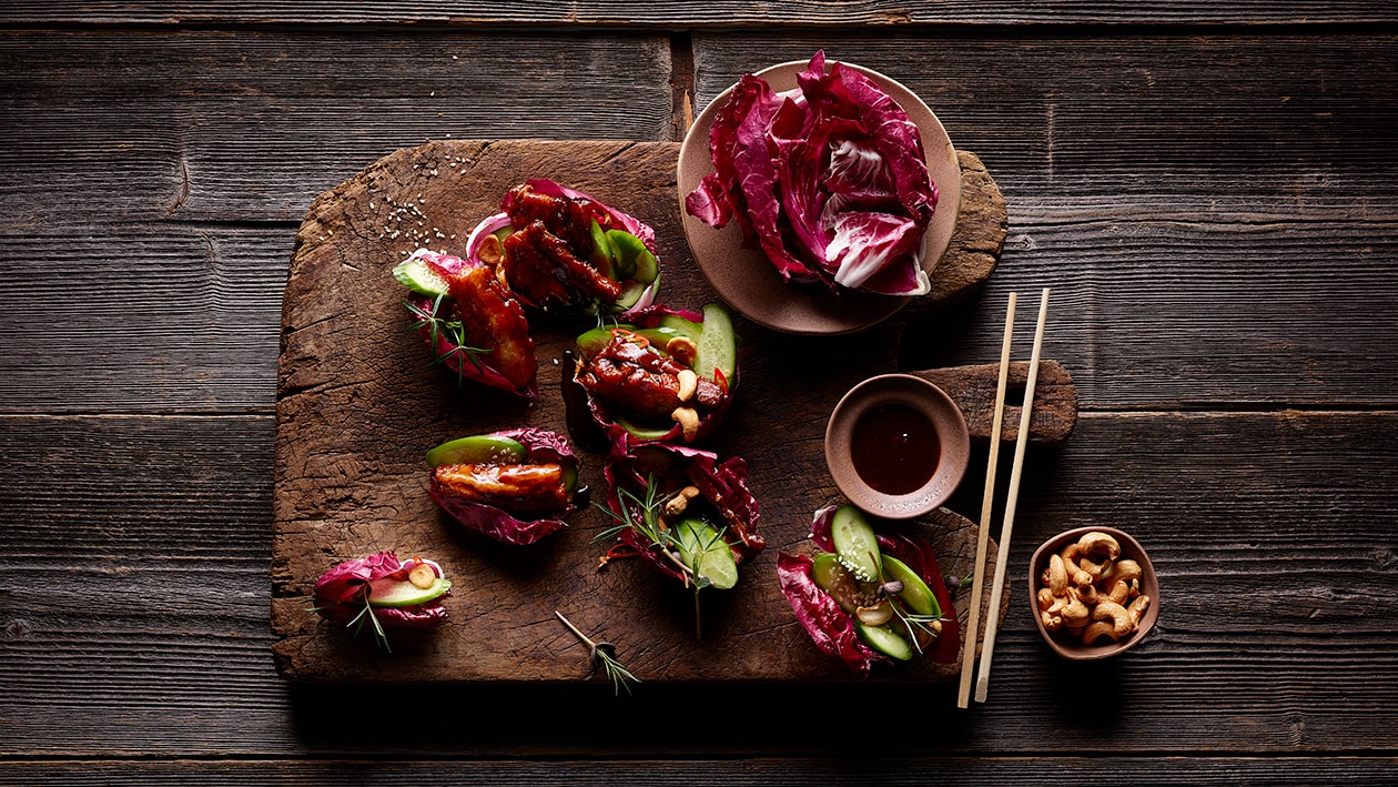 Knuspriger Schweinebauch im Radicchio Wrap