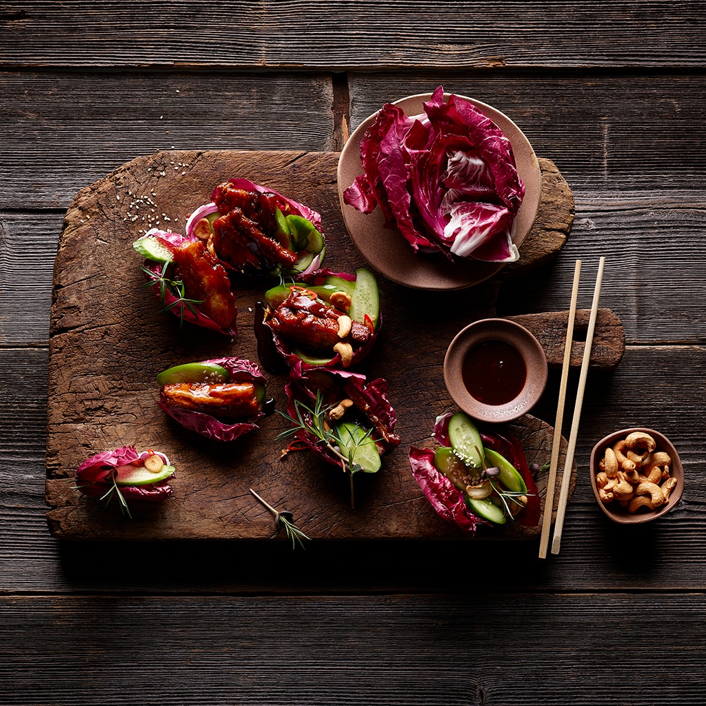 Poitrine de porc croustillante enroulée dans une feuille de trévise