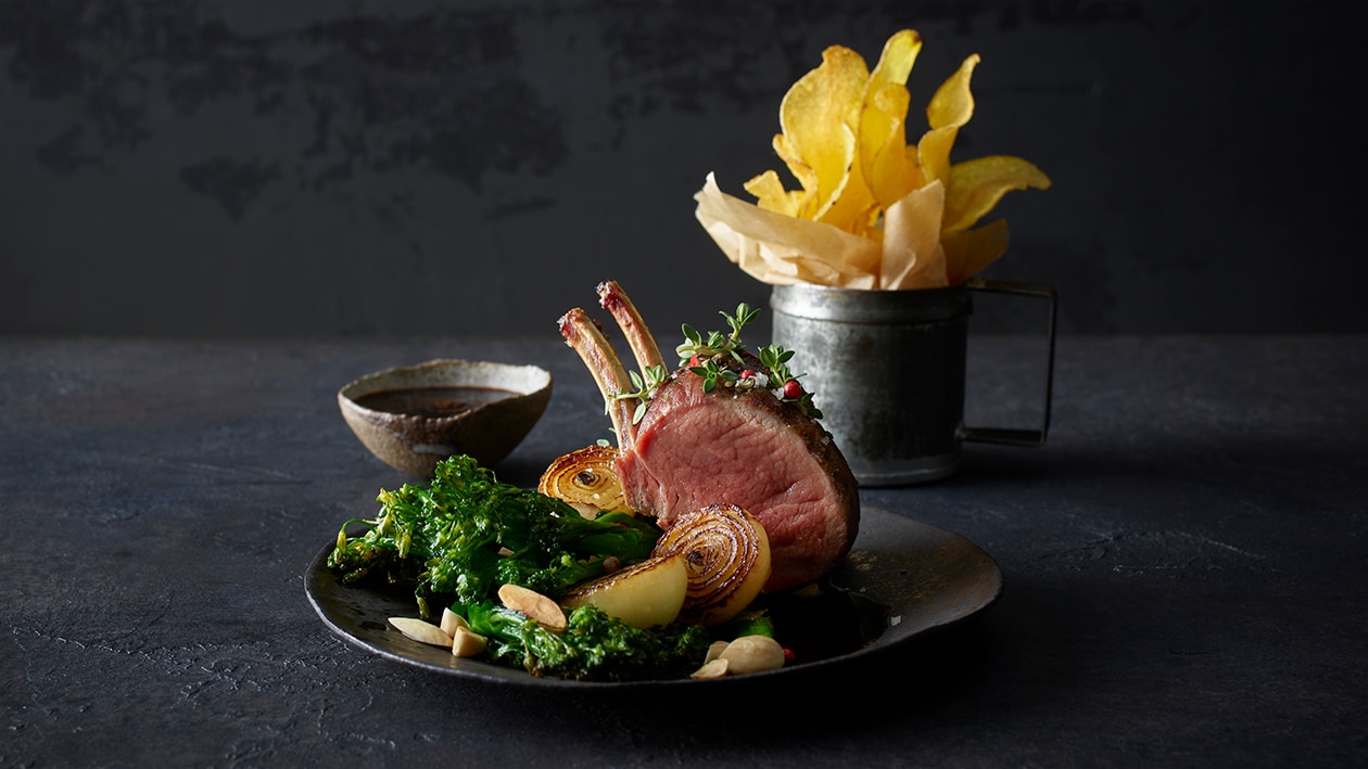 Hirschkotelette mit Merlotsauce, Kartoffelchips, wildem Broccoli und karamellsierten Perlzwiebeln –  