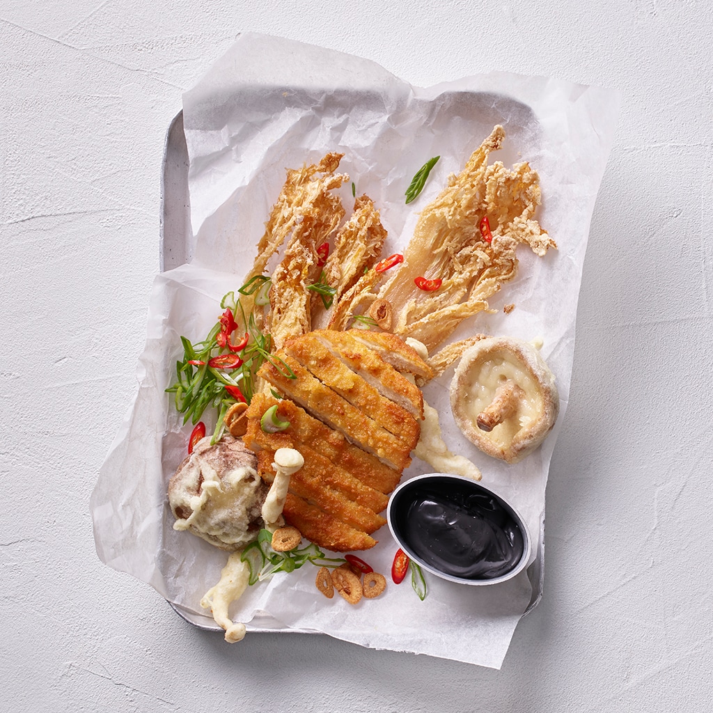 Frittiertes Kimchi mit veganem Schnitzel und Pilzen dazu geschwärzte Mayonnaise