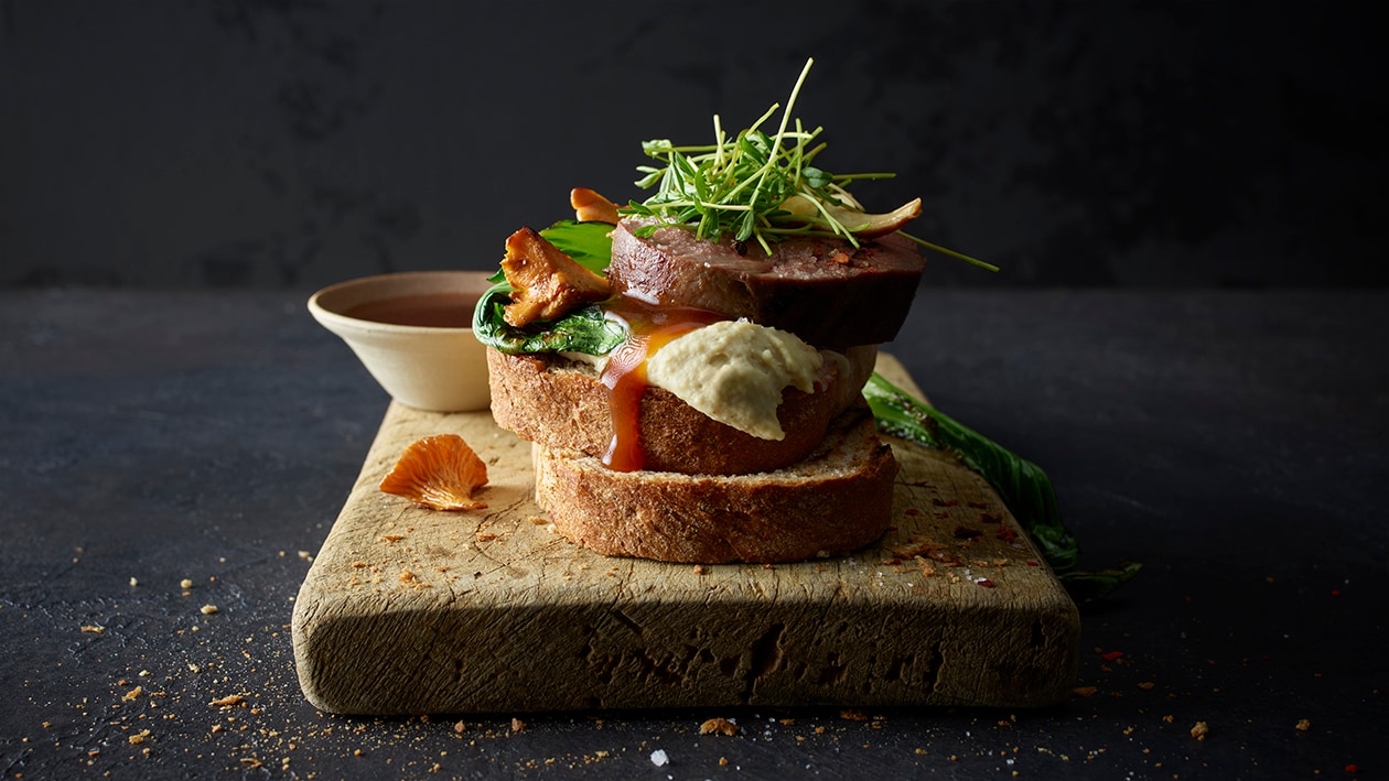 Noisette de chevreuil sur pain grillé, crème de haricots de Soissons et pak choi rôti –  