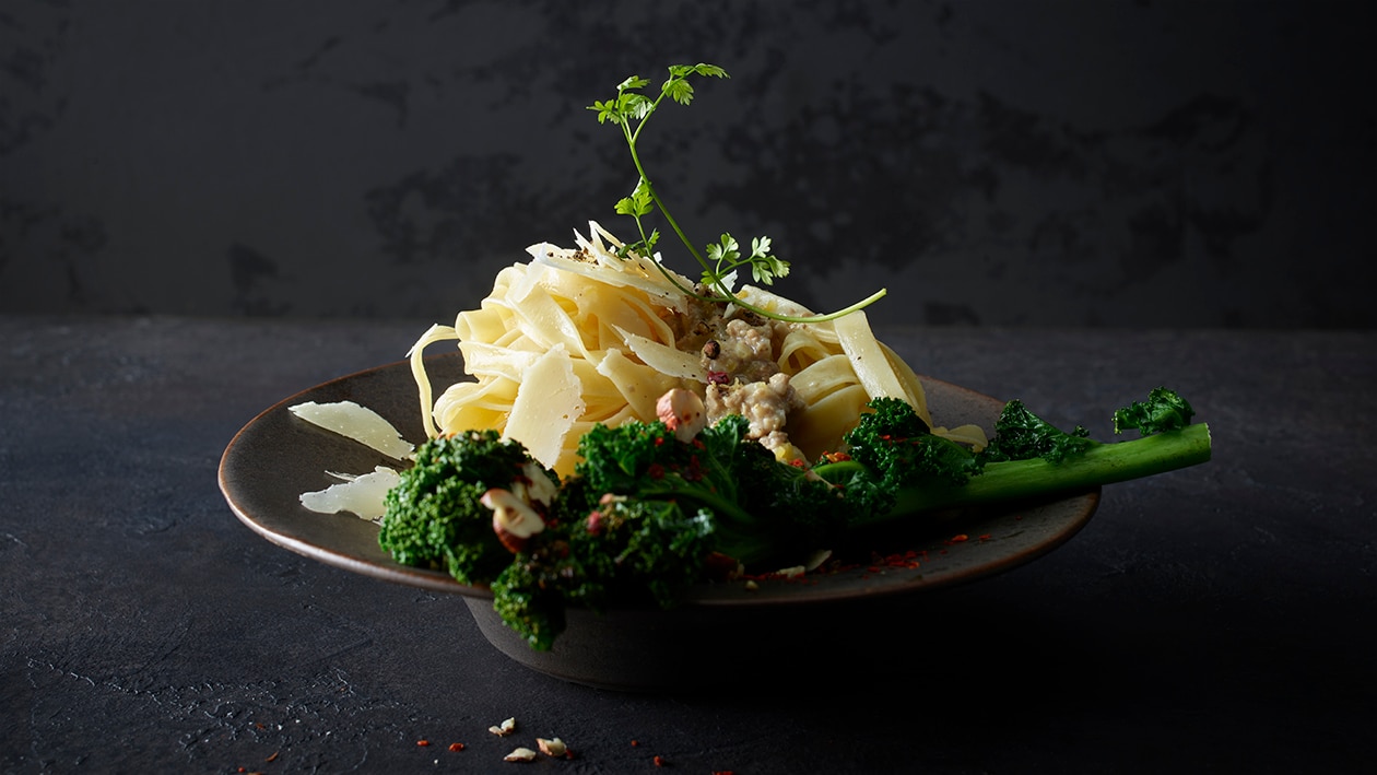 Bolognaise blanche avec tagliatelle et chou kale sauté –  