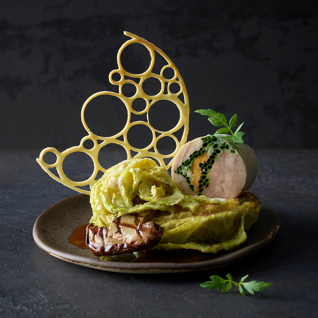 Perlhuhnrolle, im Rahm gebackener Wirz mit grillierten Steinpilzen