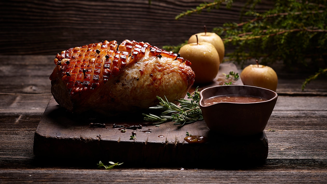 Krustenbraten mit Apfel-Bier-Sauce, Kartoffelstock und Bratapfel