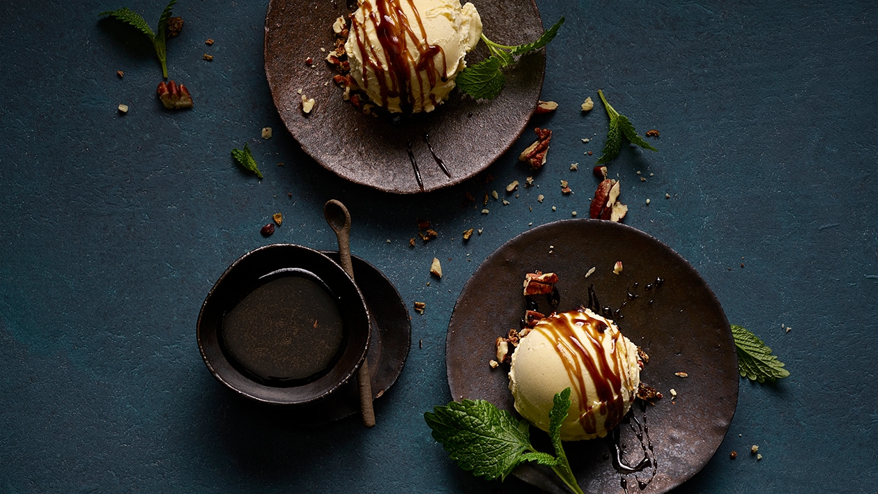 Glace aux noix de pécan, aceto balsamico et baies de genièvre –  