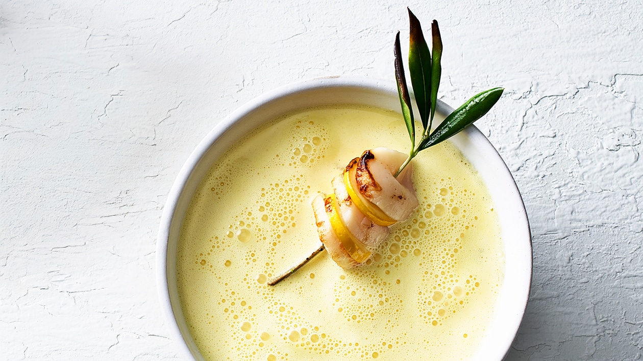 Crème de poisson au yuzu et coquilles Saint-Jacques