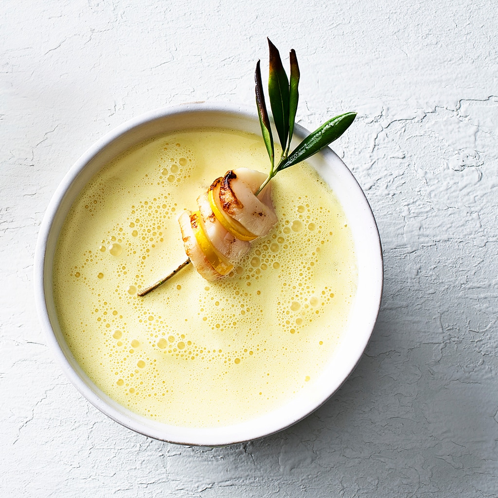 Crème de poisson au yuzu et coquilles Saint-Jacques