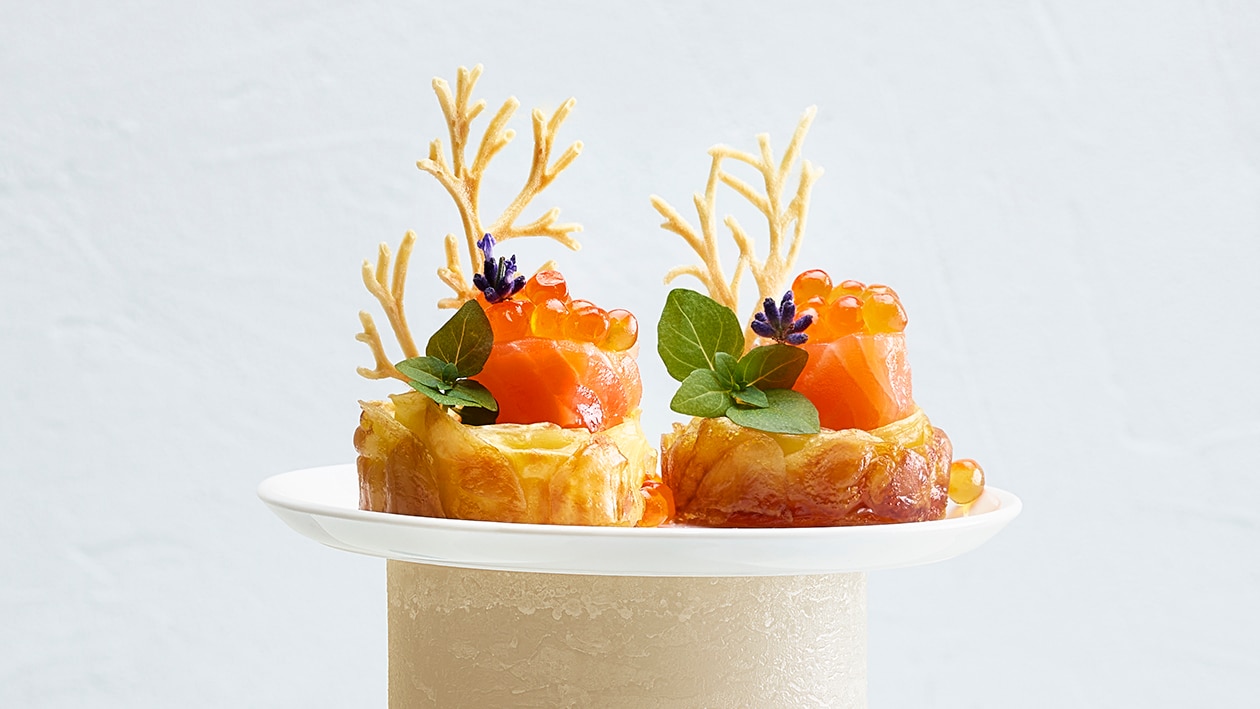 Rose de pomme de terre avec saumon fumé, mayonnaise gingembre-miso et oeufs de saumon