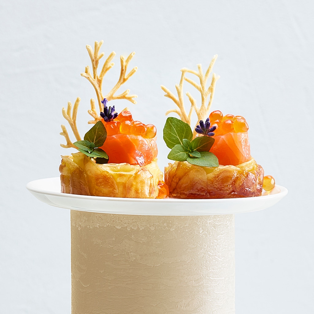 Kartoffel-Rose mit Rauchlachs, Ingwer-Miso-Mayonnaise und Lachsrogen