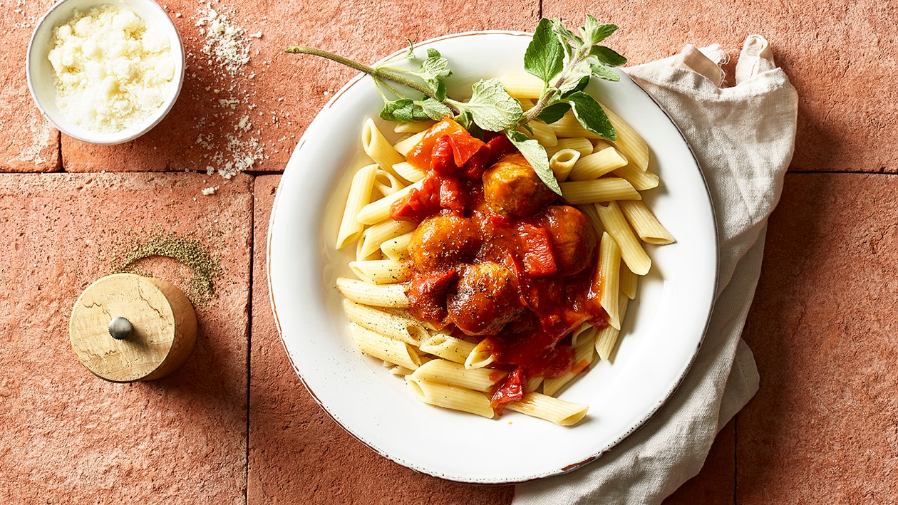 Penne aux boulettes à la sauce aux poivrons et tomates