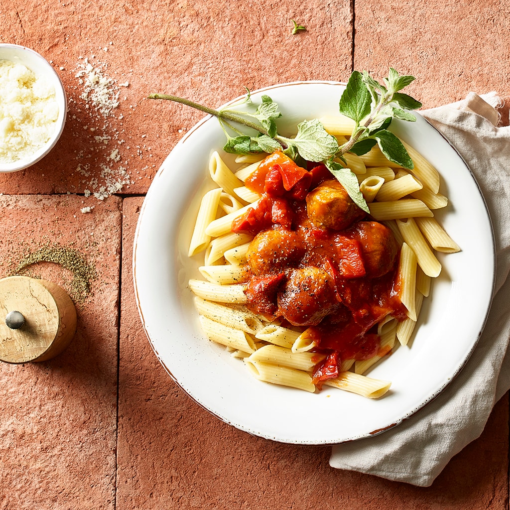Penne mit Paprika-Tomaten-Sugo Hackbällchen