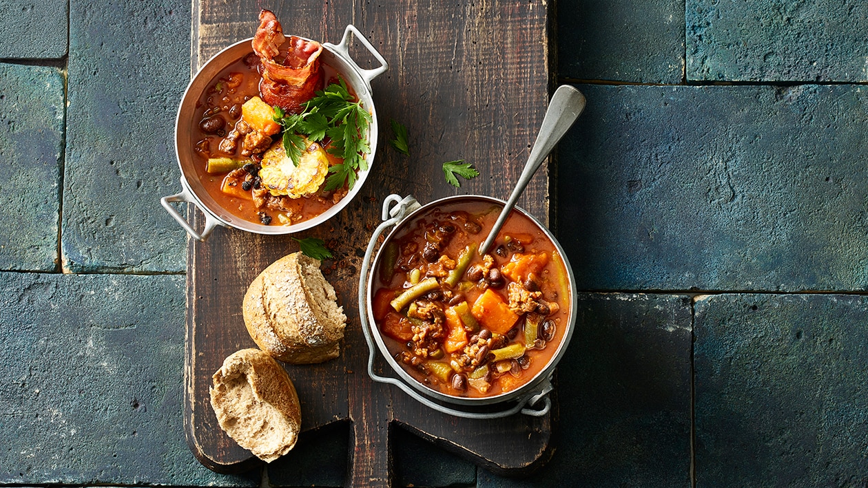 Chili aux haricots et patates douces avec épi de maïs et pain de maïs