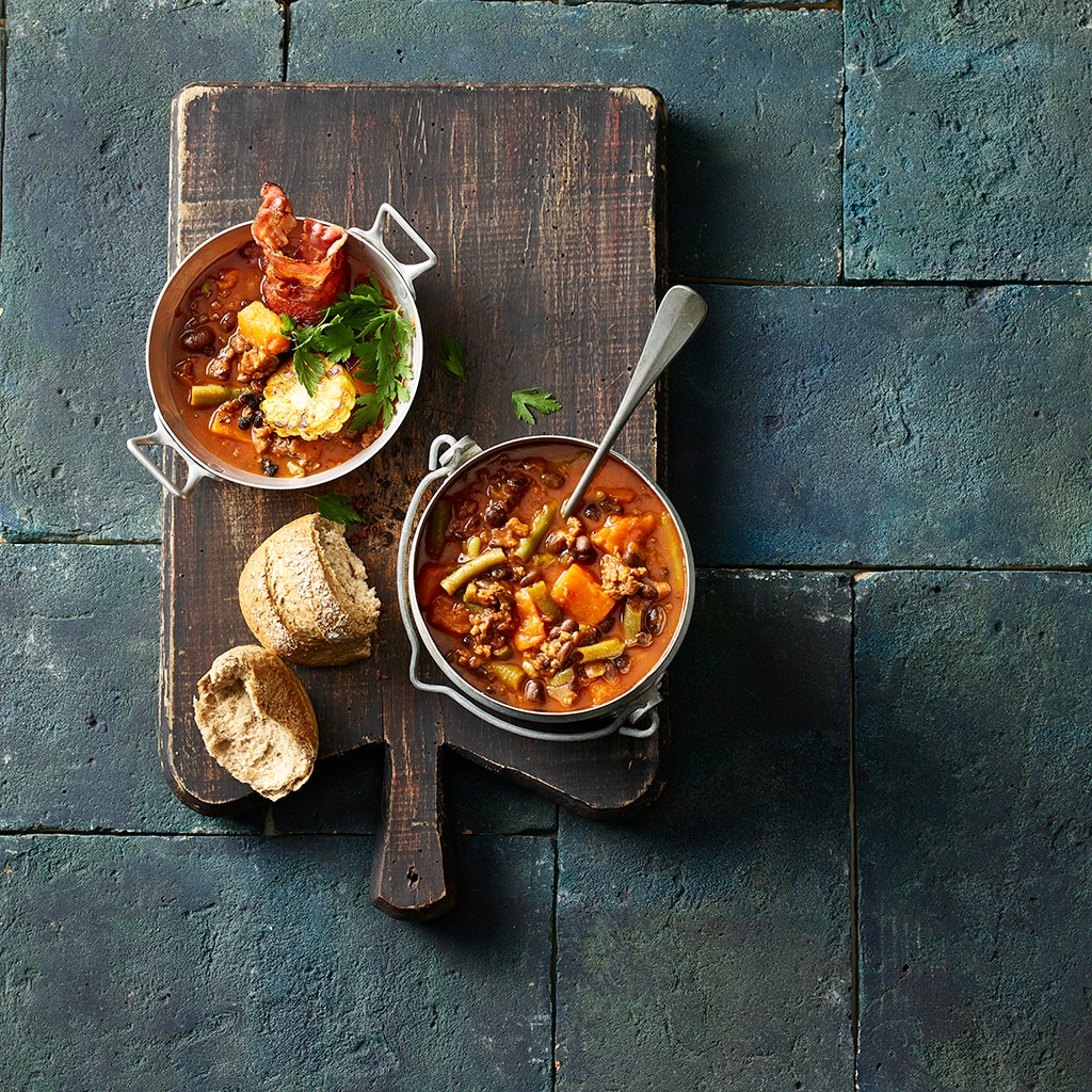 Bohnen-Süsskartoffel-Chili mit Mais und Maisbrot