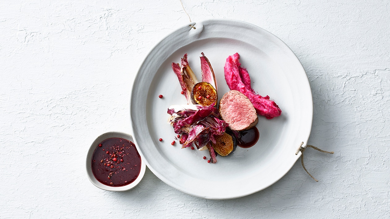Filet de boeuf avec une sauce aux airelles et Porto, endives belges caramélisées et figues