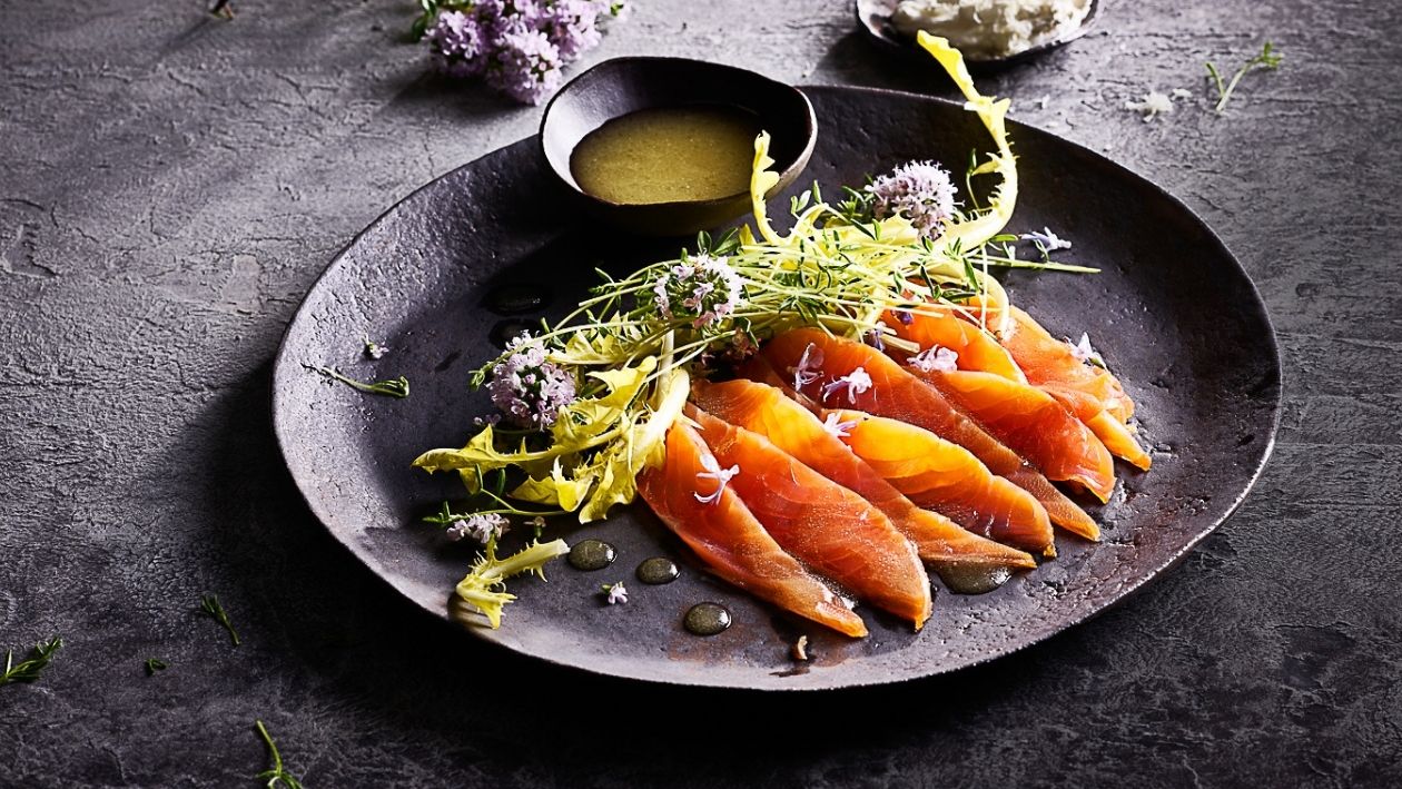 Saumon fumé maison avec salade de pissenli –  