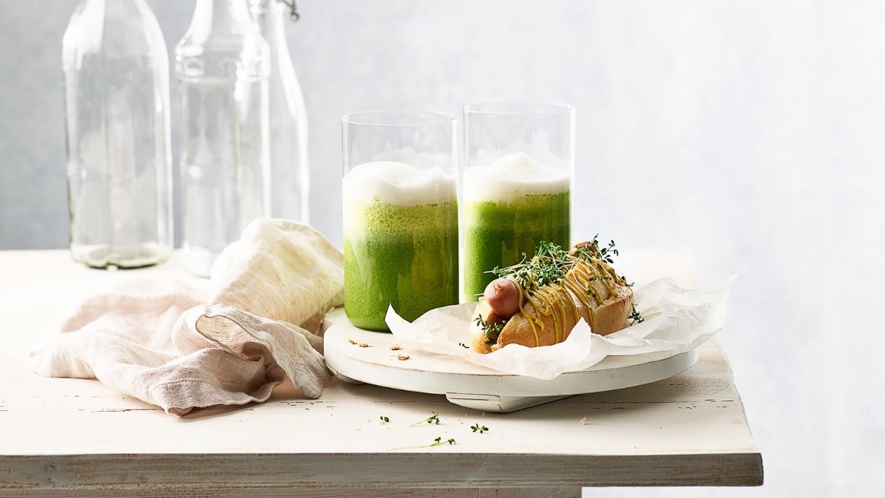 Cappuccino de petits pois  et cresson avec hot-dog –  