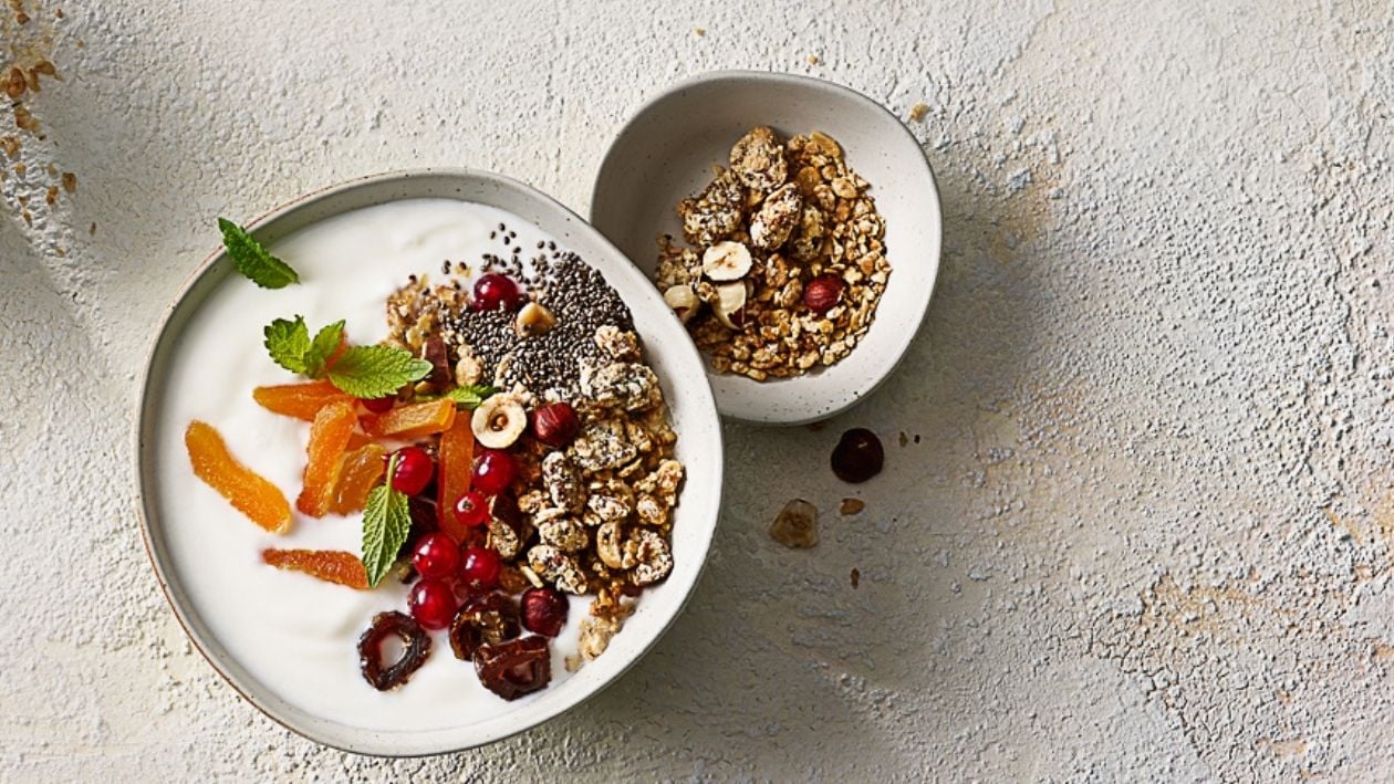 Granola-Müesli aus Datteln, Aprikosen, Haselnüssen, Chiasamen und Haferflocken –  
