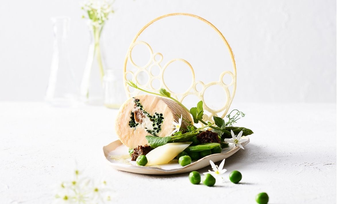 Roulade de suprême de  poulet de maïs  aux morilles et salade printanière –  