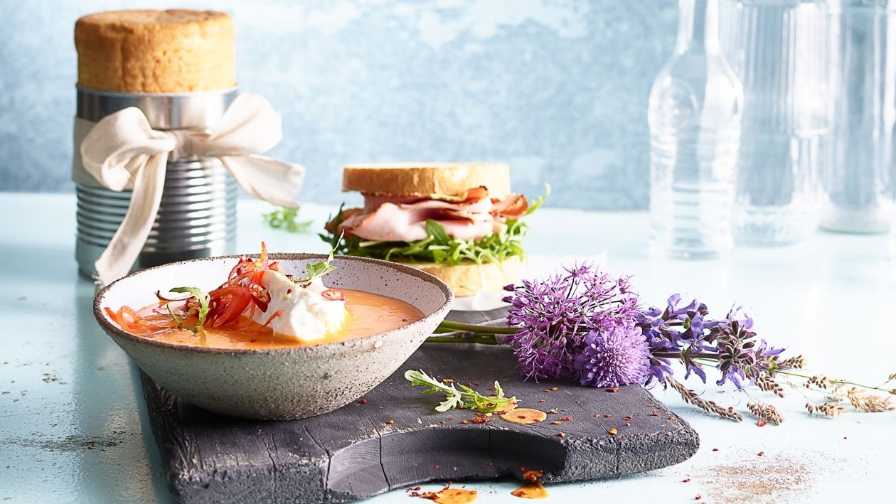 Soupe de poivrons légèrement  fumée et sandwich au jambon –  