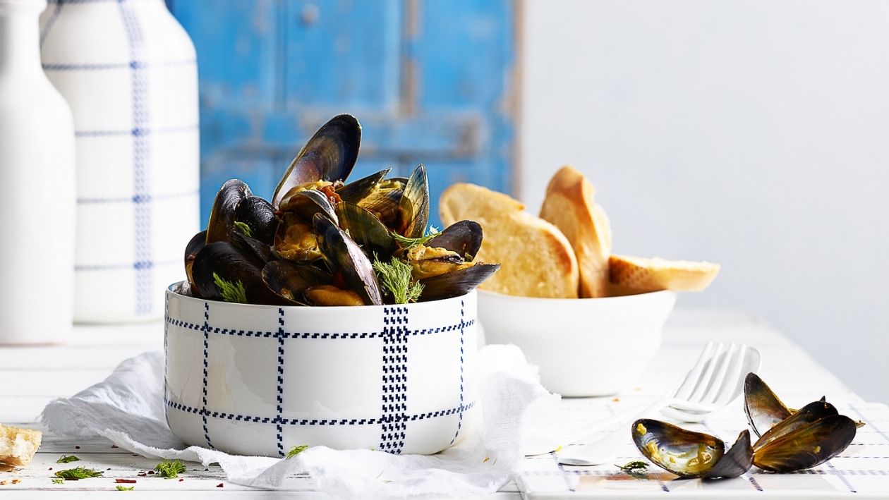 Moules aux tomates, safran et baguette à l'ail –  