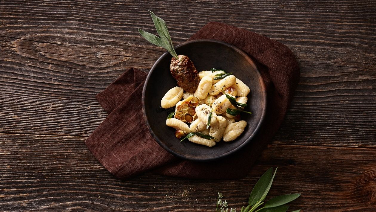 Ricotta-Gnocchi mit Kalbfleischröllchen und Salbeibutter –  