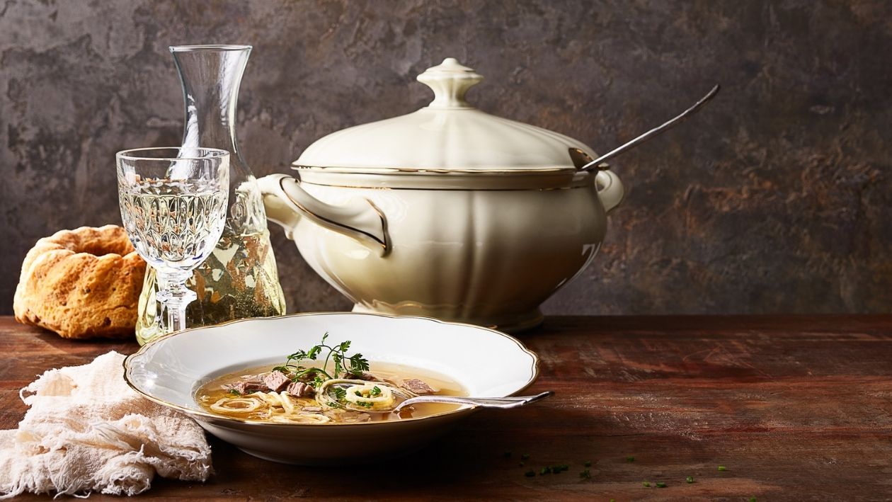 Rindssuppe mit Siedfleisch und Kartoffelgugelhupf –  